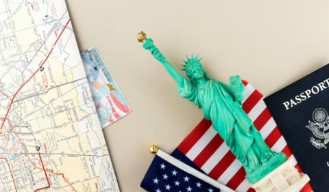 Estatua de la libertad, pasaporte y bandera de Estados Unidos