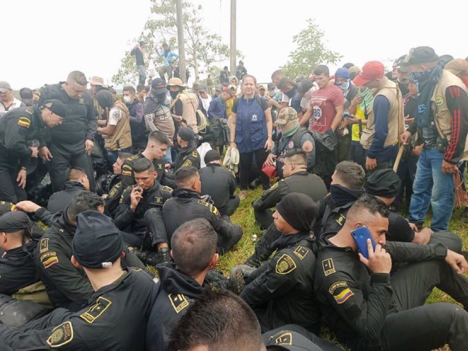 "Dos horas aguantando, mi general. Dos horas": Policías retenidos por comunidades en Caquetá