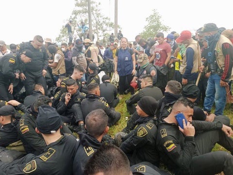 "Dos horas aguantando, mi general. Dos horas": Policías retenidos por comunidades en Caquetá