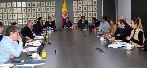 La ministra de trabajo se reunió con los empresarios.