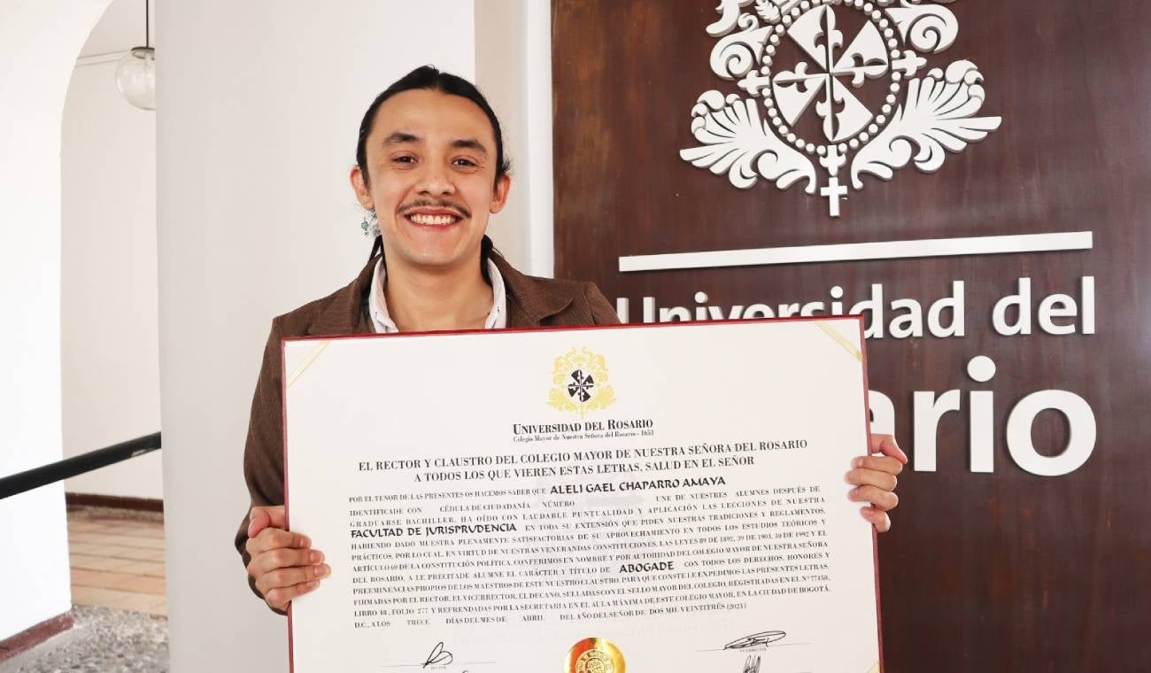 Alelí Chaparro, persona no binaria que recibió su título profesional