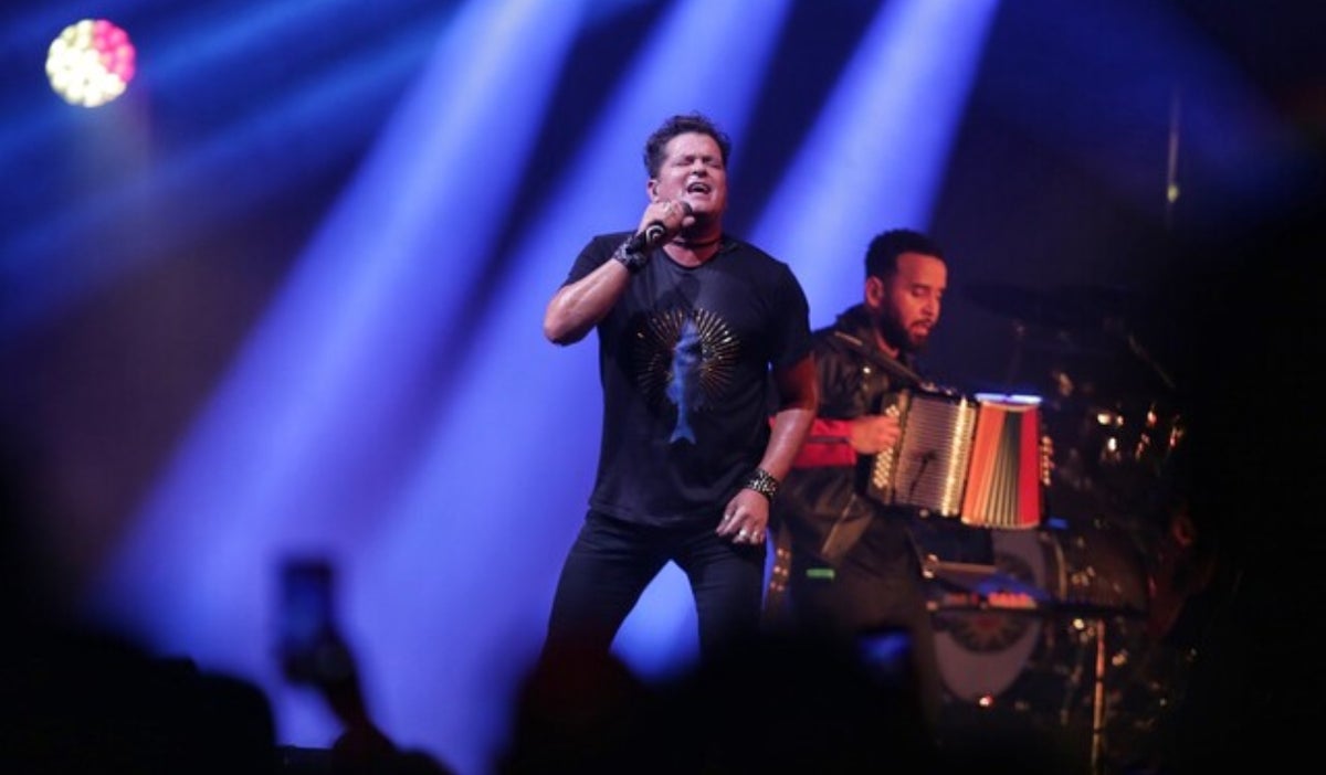 Carlos Vives cantando