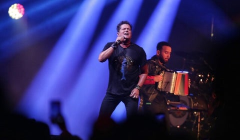 Carlos Vives cantando