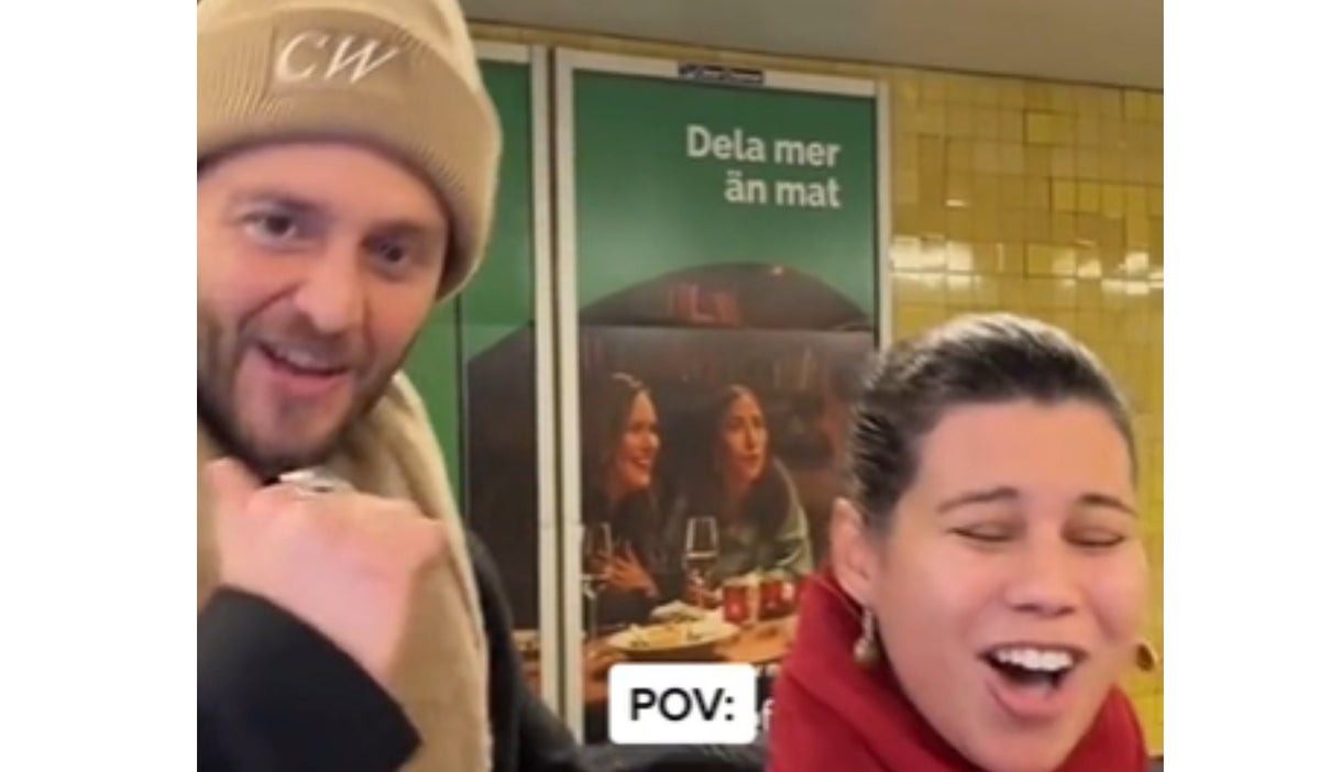 Christopher Uckermann en el metro con una fan