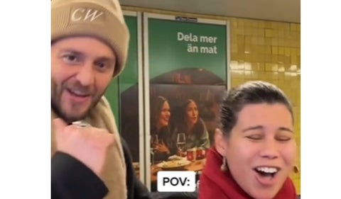 Christopher Uckermann en el metro con una fan