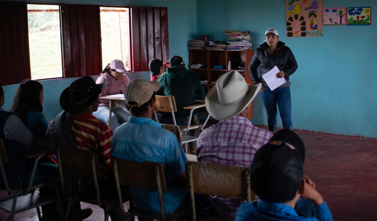 Socialización con familias aledañas al Volcán Nevado del Ruiz en Casabianca (Tolima).