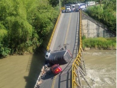 Colapso puente ubicado sobre el río La Vieja