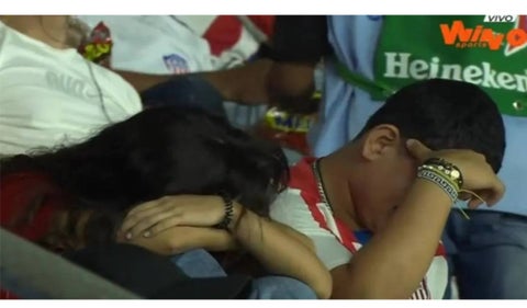 Hincha de Junior se tapó en 'kiss cam' de Win, ¿tiene novio?