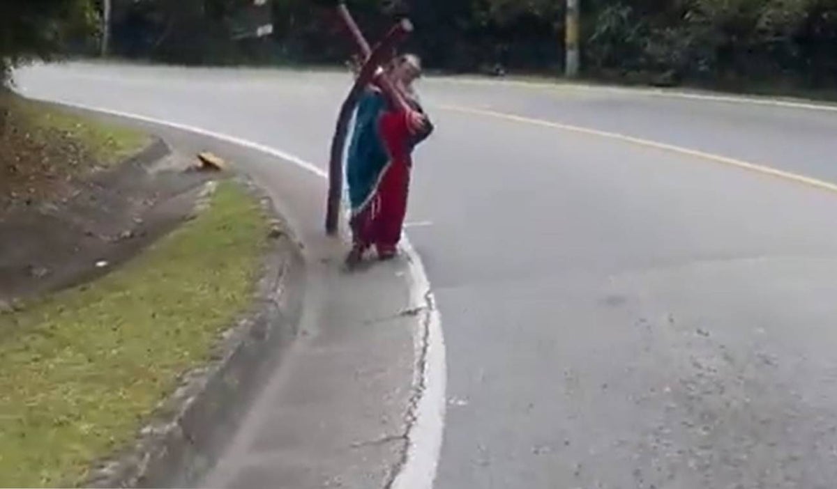 Hombre caminó más de 70 kilómetros con una cruz en su espalda