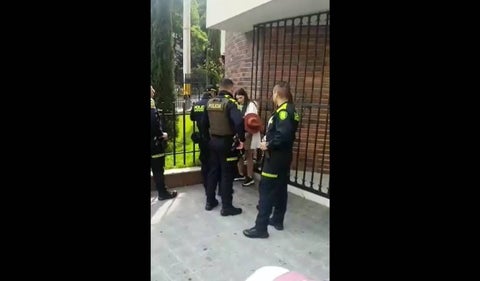 Mujer no paga en restaurante