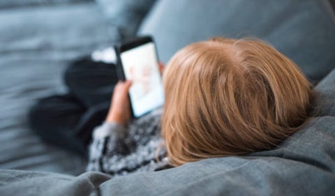 Niña gasto millones al hacer compras con el celular de su mamá