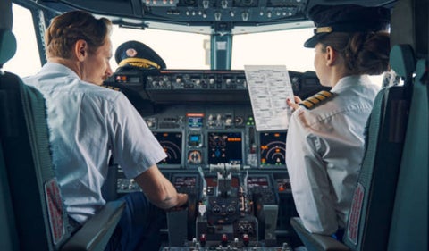 Mito o realidad: ¿El piloto y copiloto de avión no pueden comer lo mismo?