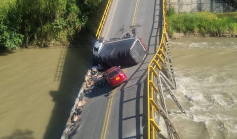 Se cayó el puente que conecta a Quindío y Valle del Cauca