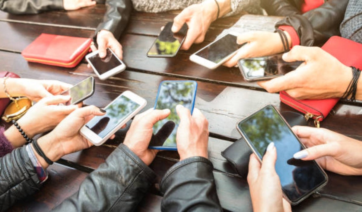 Personas en el celular