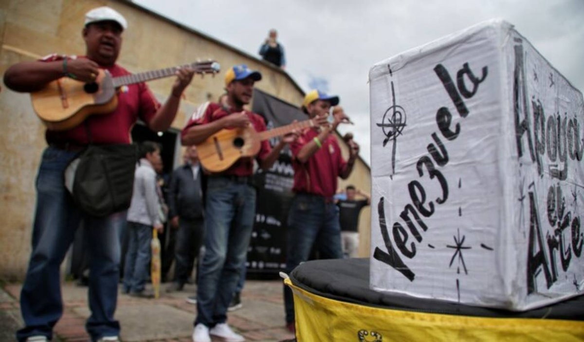 Venezolanos que protestan en Bogotá