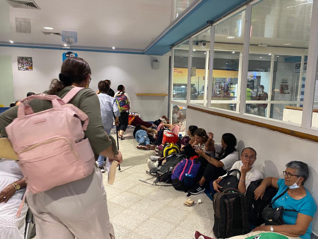 Viajeros afectados por Ultra Air y viva Air