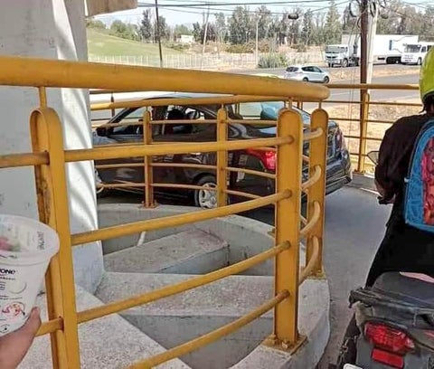 Conductor cruzó puente peatonal