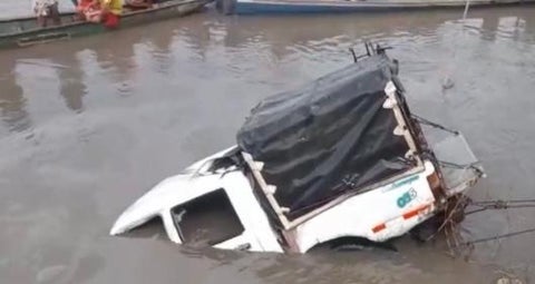 Buseta en el río Magdalena