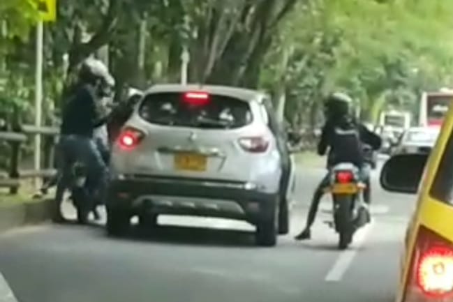[Video] Fleteo en Medellín no da tregua: motorizados quitan pertenencias a conductor