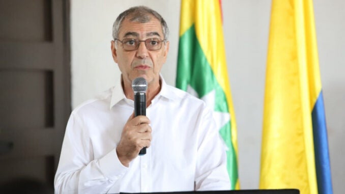 William Dau con micrófono