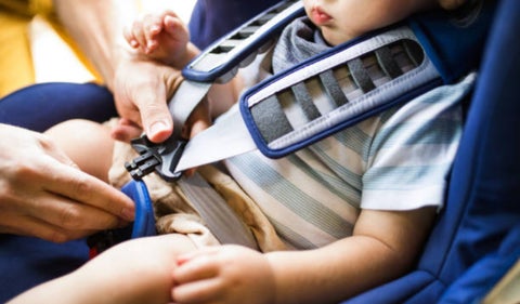 ¿A qué edad los bebés ya deben usar la silla del carro, cinturón y ocupar puesto?