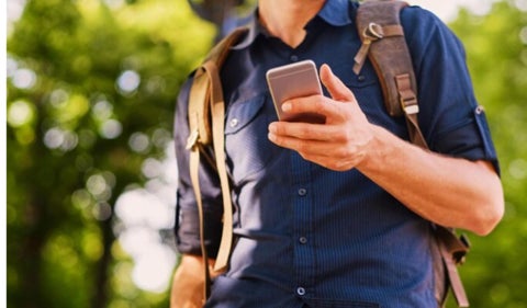 Hombre usando un celular: qué pasa con el número de teléfono cuando lo cambio