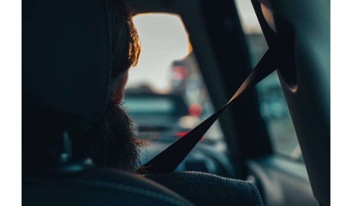 Cinturón de seguridad, ¿obligatorio para pasajeros que de atrás?