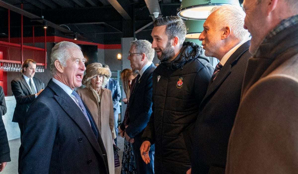 El rey Carlos se encuentra con su ex oficial de protección Andy Palmer, cuyo hijo Ollie Palmer juega para Wrexham, durante una visita al Wrexham Association Football Club en el norte de Gales. 9 de diciembre de 2022.