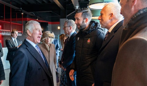 El rey Carlos se encuentra con su ex oficial de protección Andy Palmer, cuyo hijo Ollie Palmer juega para Wrexham, durante una visita al Wrexham Association Football Club en el norte de Gales. 9 de diciembre de 2022.