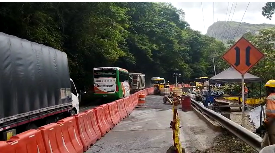Paso habilitado por la vía Bogotá - Girardot, sector conocido como 'La Nariz del Diablo'