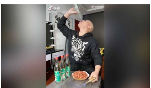 Sanqiange perdió un reto y debió consumir bastante trago