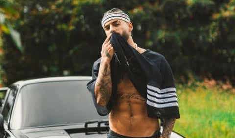 Maluma mostró la colección de autos de lujo que tiene en su casa en Medellín