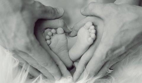 Nace el primer bebé en Reino Unido con ADN de tres personas