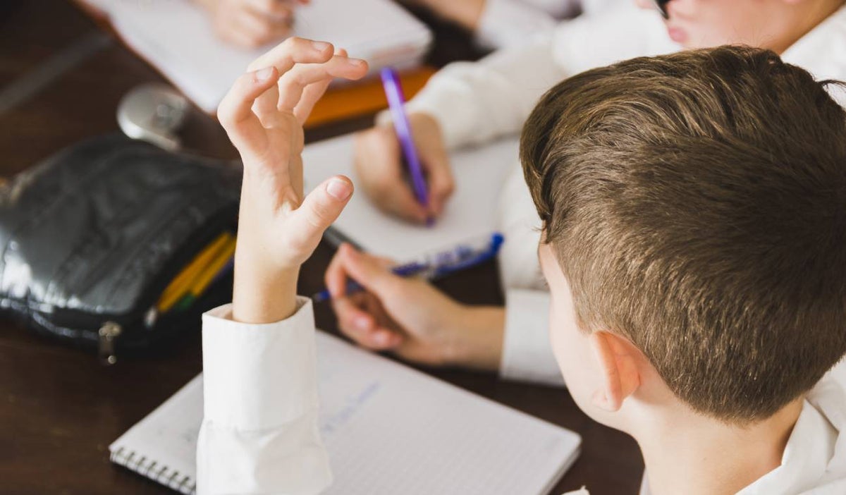 Niño estudiando