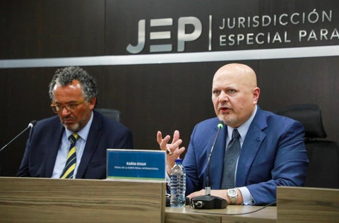El fiscal de la CPI, Karim Khan y el presidente de la JEP, Roberto Vidal
