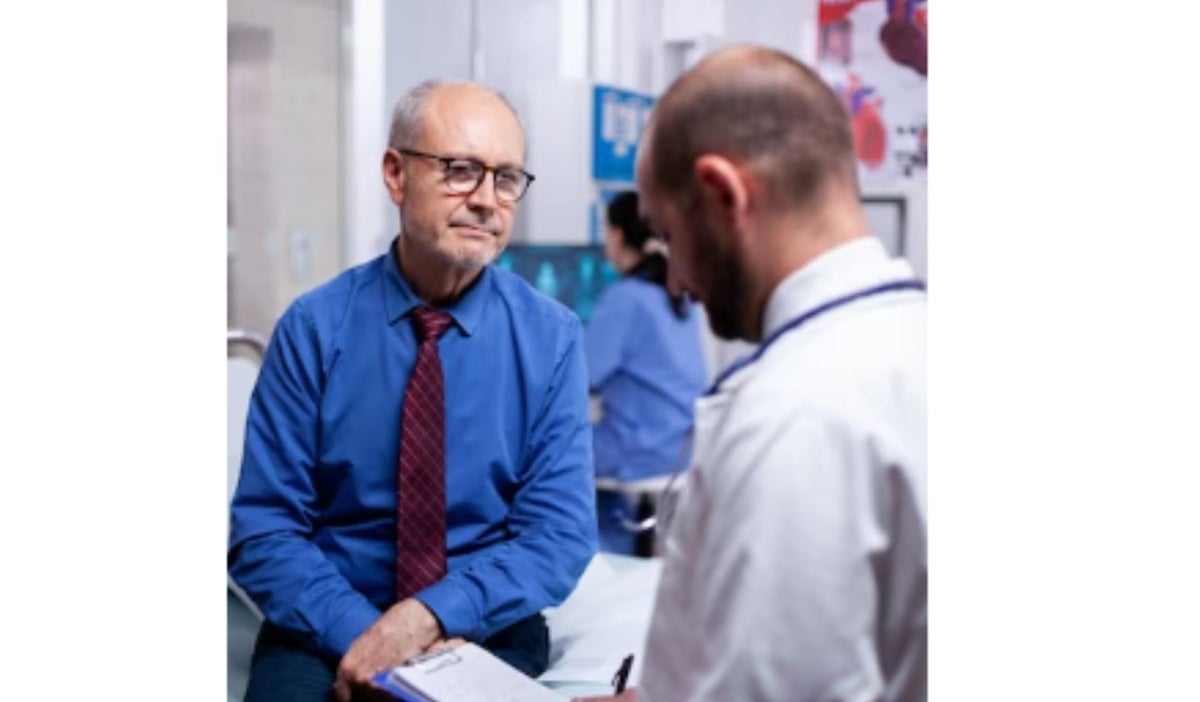 Señor mayor en el médico: problemas e alud que aparecen después de los 50 años