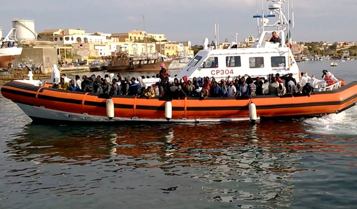 Barco con migrantes en Italia
