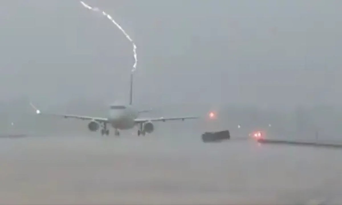 Avión es impactado por un rayo en pleno despegue