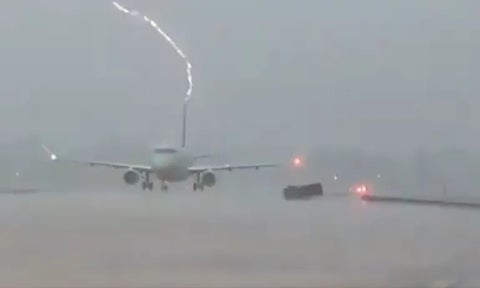 Avión es impactado por un rayo en pleno despegue
