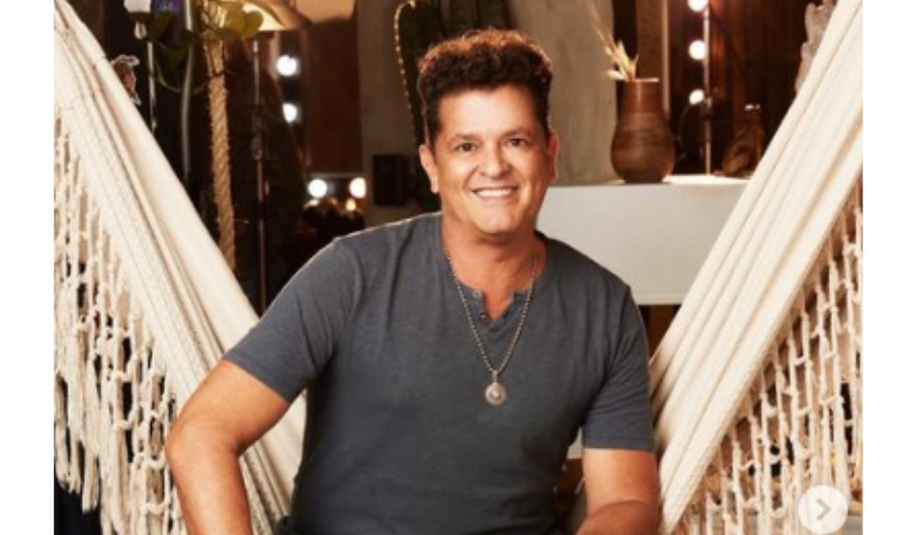 Carlos Vives sentado en una hamaca