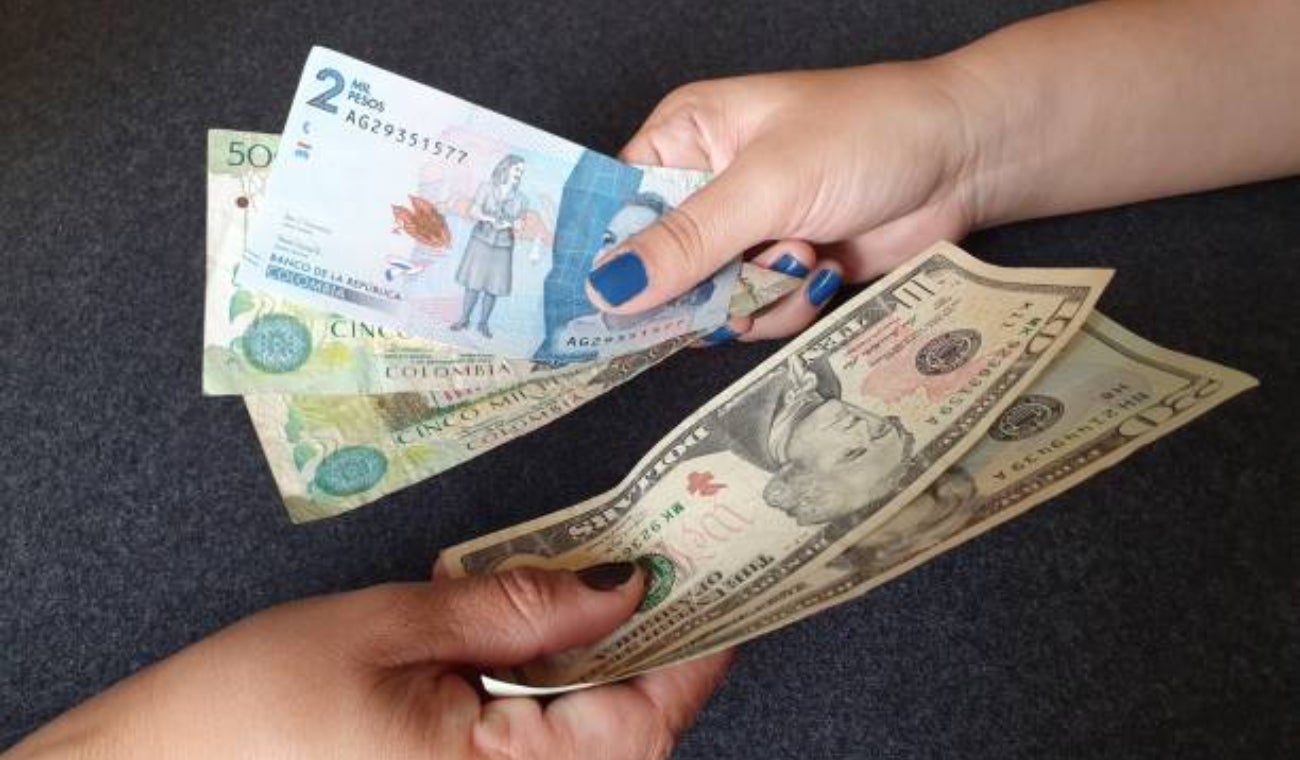 Dólares y pesos colombianos
