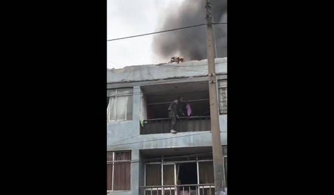 Colombiano rescató a 25 perritos de un incendio en Perú