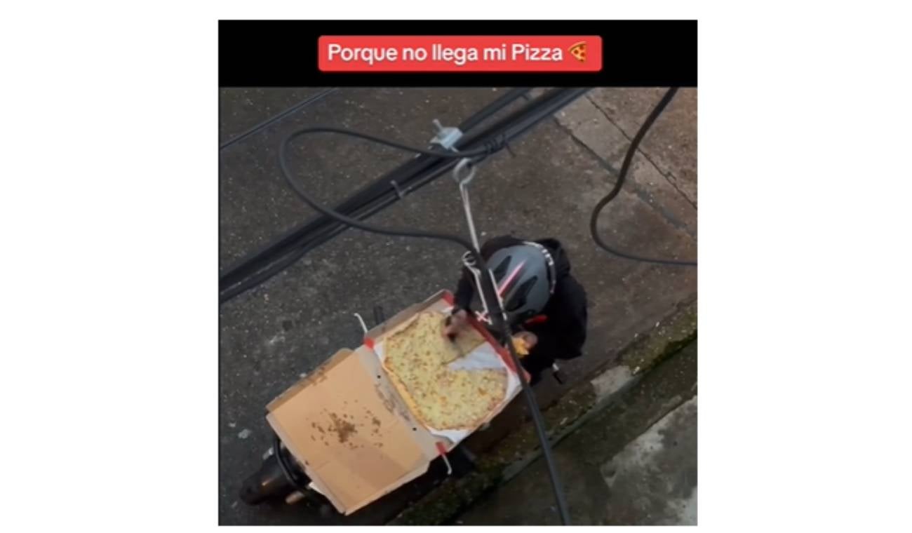 Domiciliario se come parte de la pizza