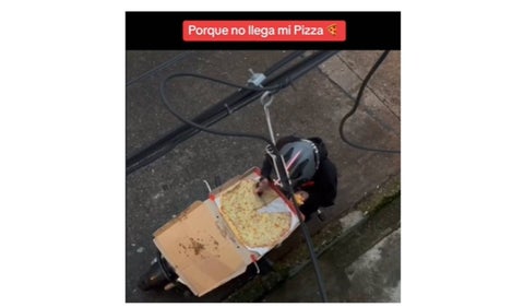 Domiciliario se come parte de la pizza