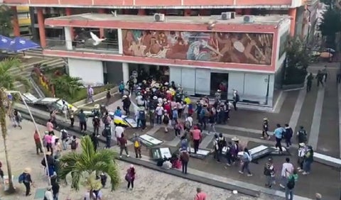 Comunidades indígenas intentaron acceder de forma violenta al edificio de la Gobernación del Tolima