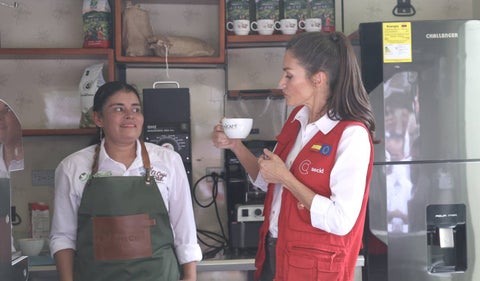 La reina Letizia se tomó un "café de la paz"