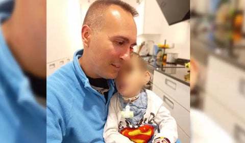 Mujer pide un premio para su marido por haber cuidado de ella y de su hijo polimedicado, antes de morir.