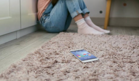 Menor murió al usar su celular mientras cargaba