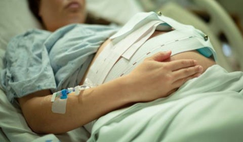 Mujer pagó más de 200 millones por dar a luz en Estados Unidos