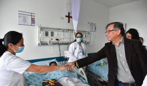 Petro visitó a niños encontrados en la selva en el Hospital Militar